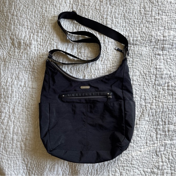 BAGGALLINI Crossbody Hobo Bag Adjustable Strap 6 Pockets Black With Leather Trim - Picture 1 of 14
